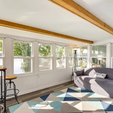 Sister Lakes Cottage With Dock And Grill!